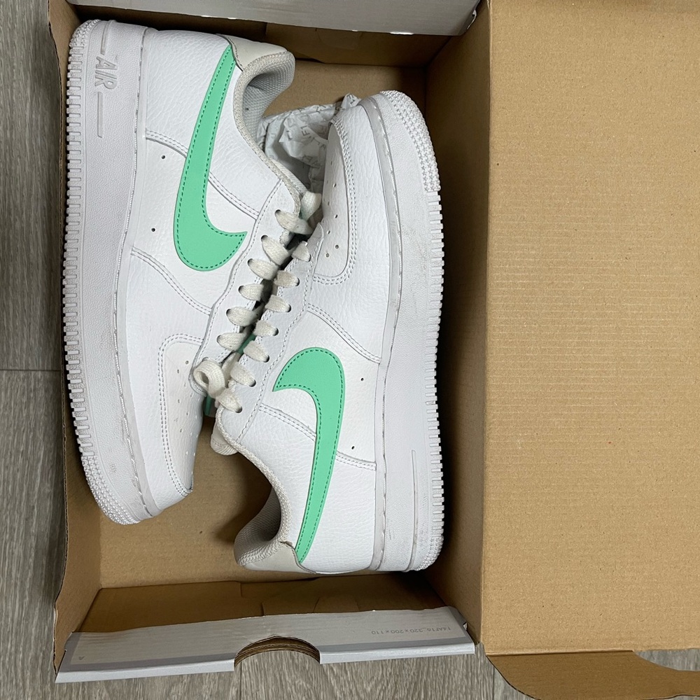 Nike White and Green Sneakers - Picture 3 of 6